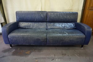 ロルフベンツのソファの座面を部分的に張替えてから、染直し修理で補修をした事例です。